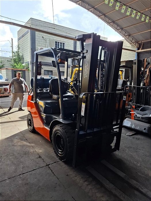 EMPILHADEIRA TOYOTA MODELO : 8FG25 ANO : 2007 COMBUSTIVEL: GLP TORRE : TRIPLEX 4.7 MTS CAPACIDADE: 2.5 TONELADAS