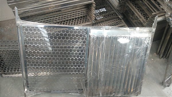 Grelha meio Moeda e meio Argentina em aço inox 430 84x50 com suporte