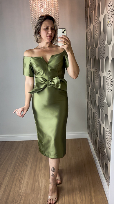 Vestido Midi Verde Oliva com Laço e Decote Ombro a Ombro