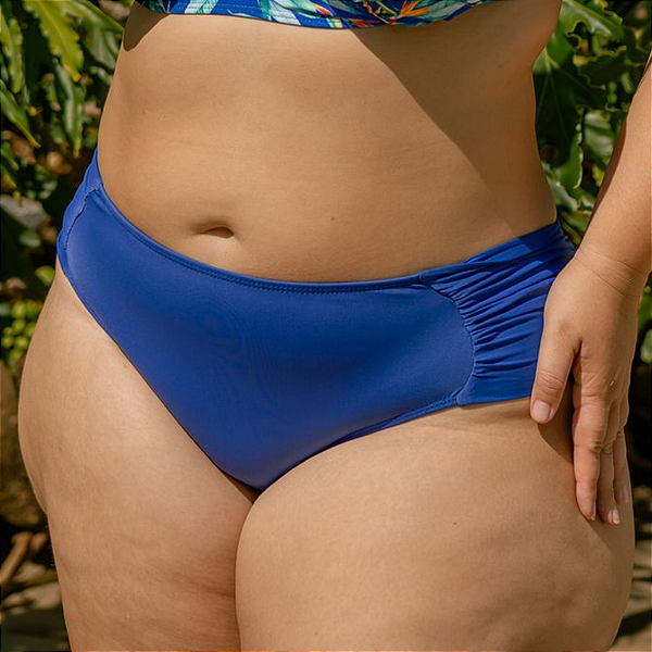 Calcinha Plus Size Bombom Lateral Larga Frente e Costas Mesma Medida