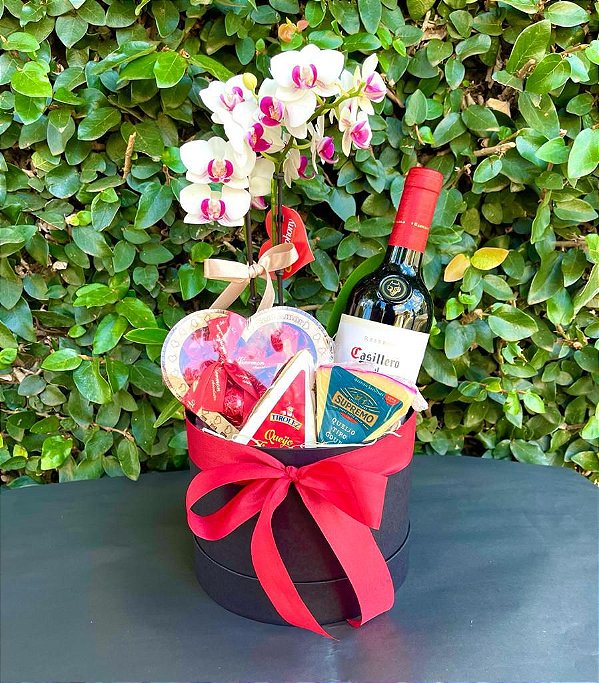 Luxuoso Box com flores &  Queijos e Vinho