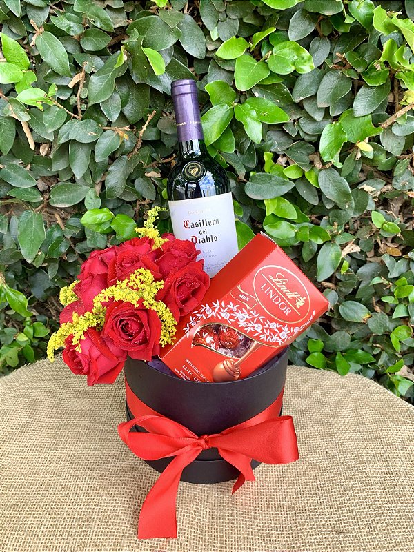 Deslumbrante box de rosas com vinho e chocolate