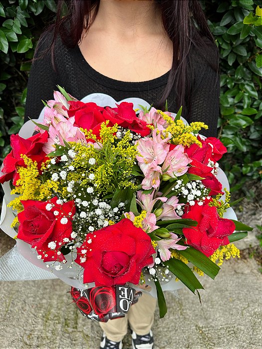 Luxuoso Buquê de  Rosas com Astromélias