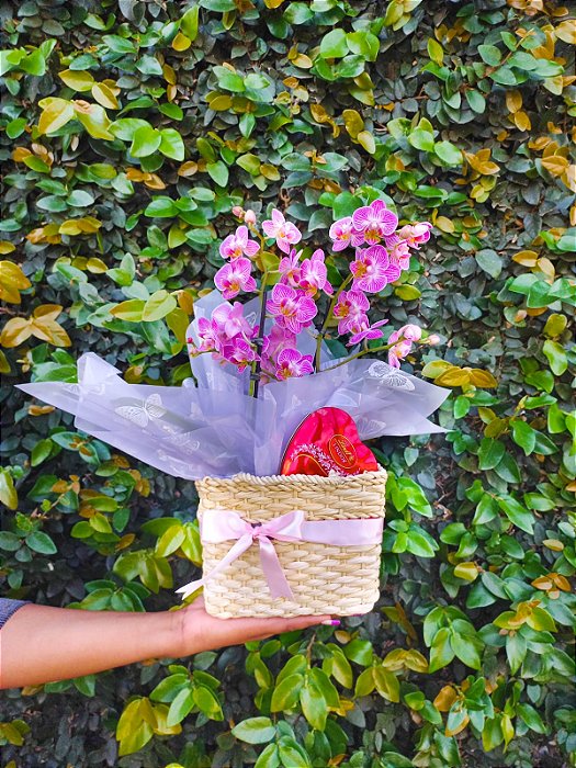 Sacolinha De Palha com Mini Orquídea e Chocolate Lindt Heart