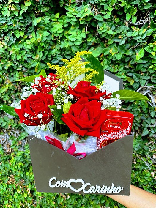 "Embrace de Rosas Vermelhas: Arranjo no Envelope com Chocolates Lindt"
