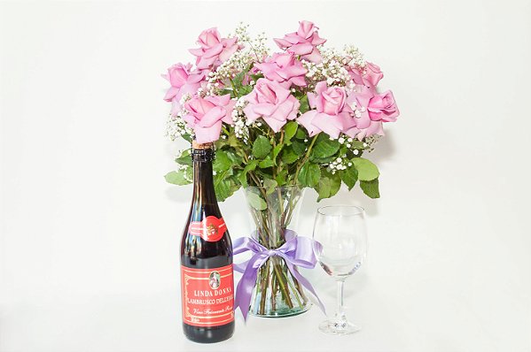 Luxuoso Arranjo Rosas Lilás com Vinho