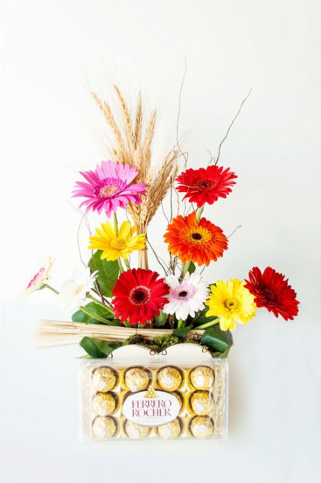 Arranjo de Gerberas Coloridas com Ferrero Rocher