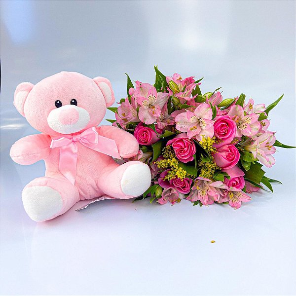 Ursinho Fofura Com Buquê de Rosas e Astromélias
