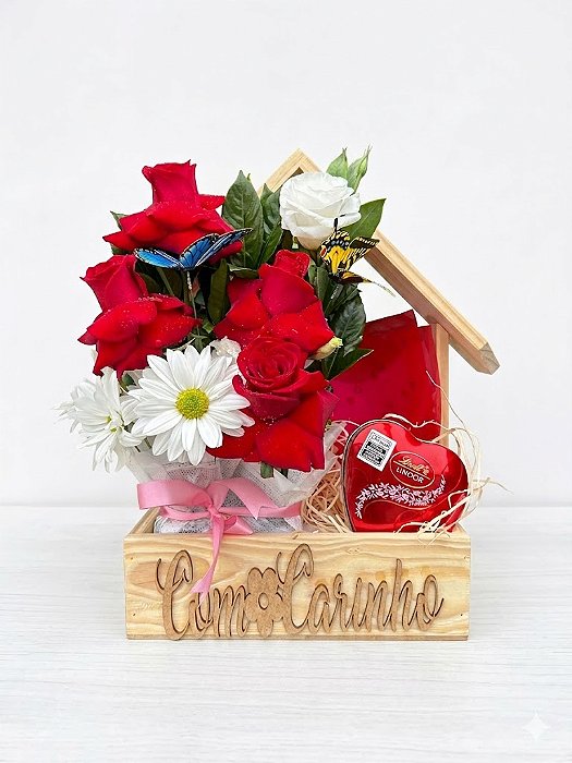 Arranjo de Rosas Com Chocolate Lindth na Casa de Madeira