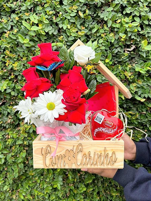 Arranjo de Rosas Com   Chocolate Lindth na Casa de Madeira