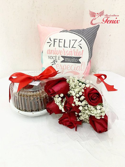 Kit de aniversário com flores, bolo e almofada