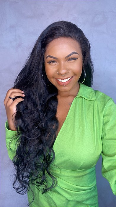 Peruca Lace Front Cabelo Humano Ondulado Gael 81 em uso