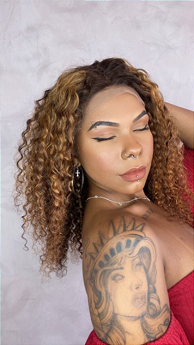 Peruca Lace Front Amanda em modelo lateral