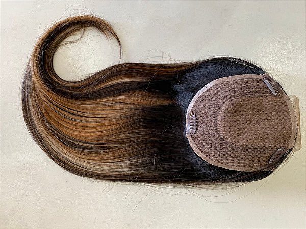 Prótese capilar com Fake scalp fibra premium Doria morena iluminada