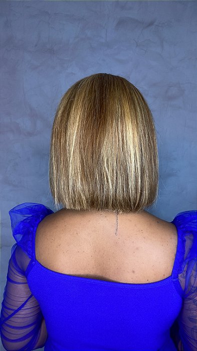 Peruca Holley Loiro Mechas vista de costas