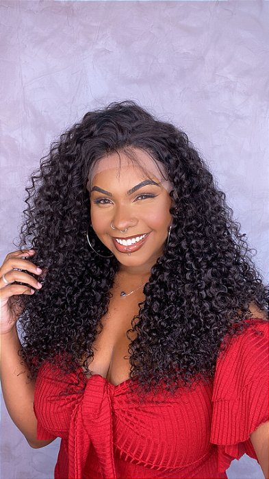 Peruca Lace Front Cabelo Humano Cacheado Freya no corpo