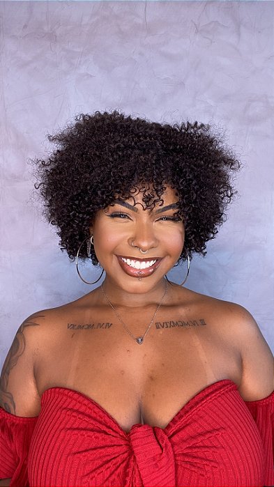 Peruca Afro Nikki no rosto