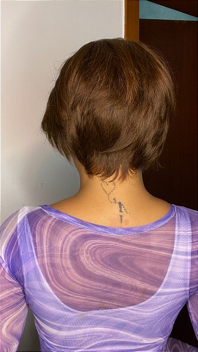 Peruca Lace Front Pixie Gabi Castanho 4 vista de costas