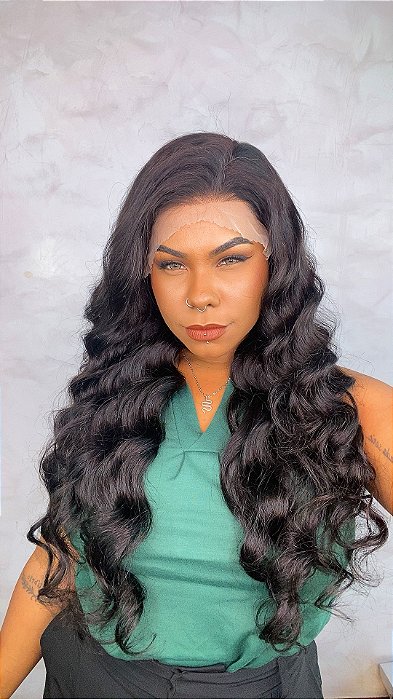 Peruca Alice Lux detalhe do cabelo ondulado
