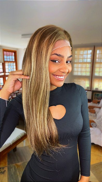 Lace Front Eloá detalhe do cabelo loiro com mechas