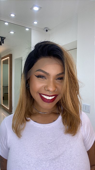 Peruca Lace Front Emma Ombré Loiro caimento lateral