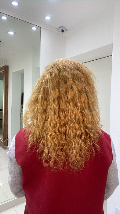 Lace Karen Loiro Dourado vista de costas
