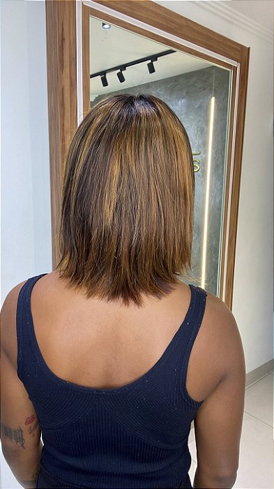 Peruca Chloe Morena Iluminada vista de costas