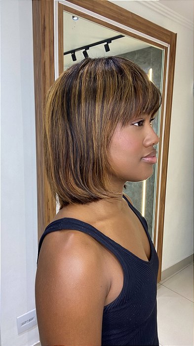 Peruca Chloe Morena Iluminada vista lateral