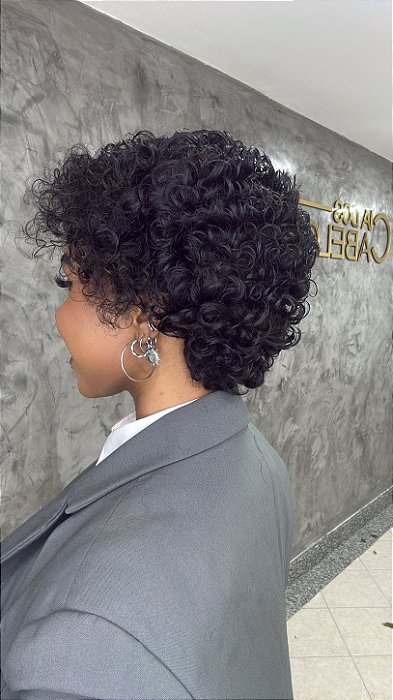 Peruca Gisela vista de perfil