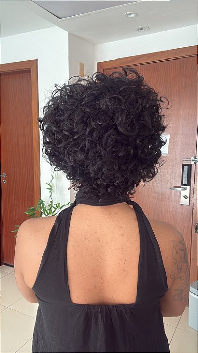 Peruca Cabelo Humano Cacheada Breni vista de costas