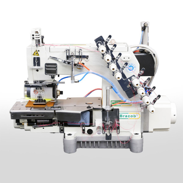 Máquina 4 agulhas ponto corrente calcador automático corte de fio automático Bracob BC 008-04085 P/UT - 220 V COM PÉS E MESA MONTADOS