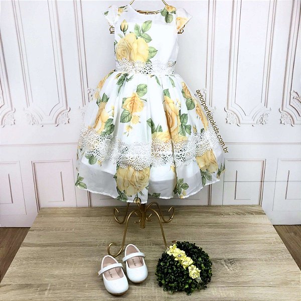 vestido preto com flores amarelas