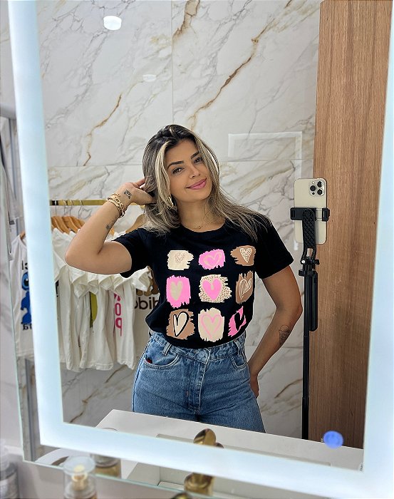 T-shirt Corações Coloridos Preta