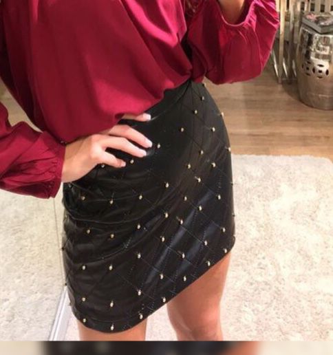 saia preta com tachas