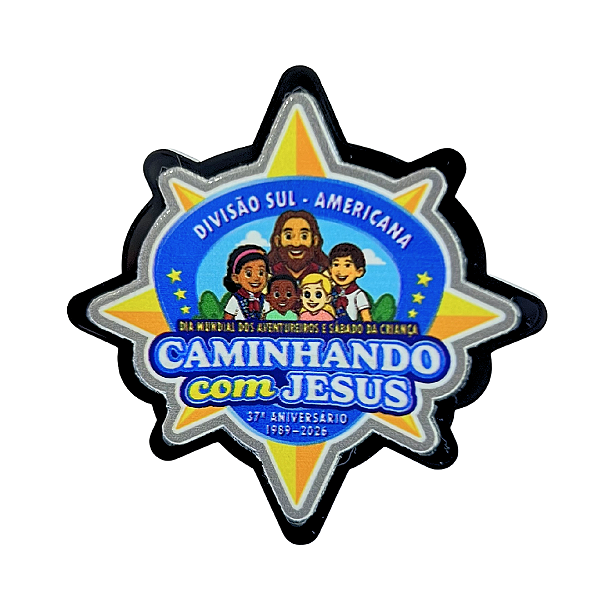 PRENDEDOR - DIA MUNDIA AVT - 37 ANOS 2026 - CAMINHANDO COM JESUS - ACRÍLICO - 1 ANEL