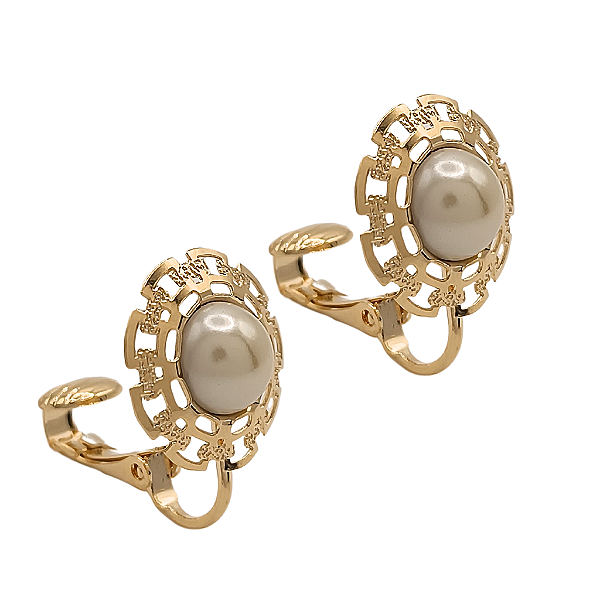 Brinco de Pressão BP com Base Fixa Vazada e Meia Pérola Sintética | Metal Banhado a Ouro 18K | Clipe Francês Ajustável | 1,50 x 1,50 cm