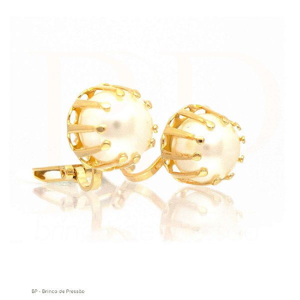Brinco de Pressão BP com Pérola Sintética Cravada com Garras | Banhado a Ouro 18K | Clipe Ômega Francês | 1,20 x 1,20 cm