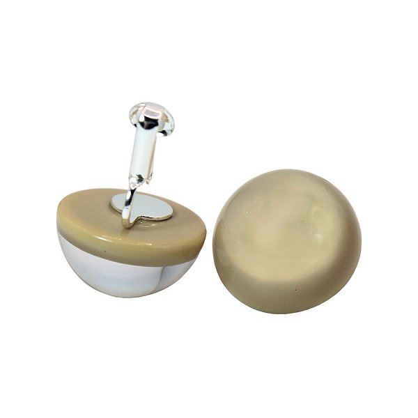 Brinco de Pressão Acrílico Cremoso Bege Pistache | Formato Semiesférico | Clipe Francês Ajustável Prata 925 | 2,50 cm | Coleção Mocha 2025