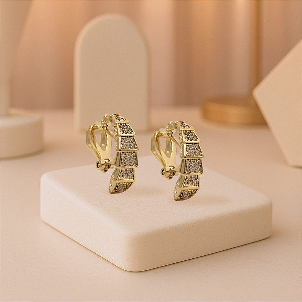Brinco de Pressão BP Meia Argola Esculpida com Cristais | Banho Ouro 18K ou Prata 925 | Clipe Ômega Francês