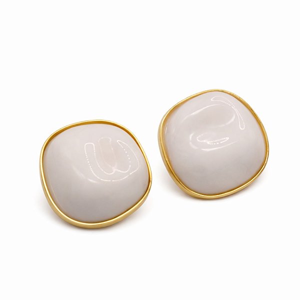 Brinco de Pressão Branco Redondo Orgânico com Borda Dourada | Clipe Ômega Francês com Silicone | 3,0 x 3,0 cm