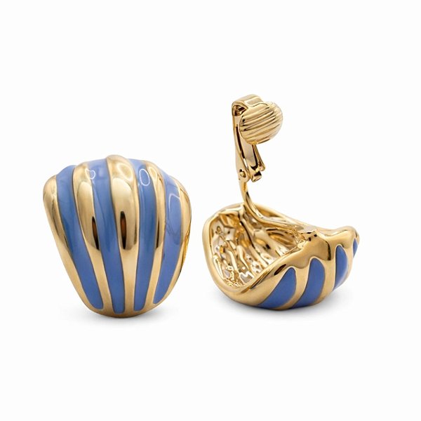 Brinco de Pressão Classic Wave | Azul Lavanda com Metal Banhado a Ouro 18K | Clipe Francês | Design Curvo e Sofisticado