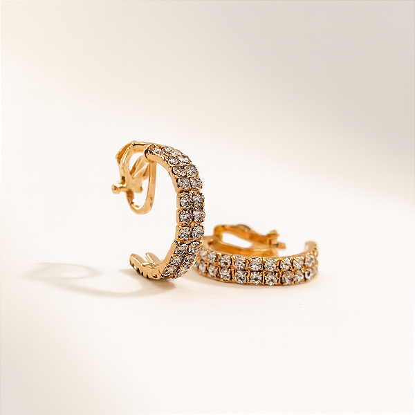 Argola de Pressão BP Cravada com Cristais Austríacos | Clipe  Ômega Francês Ajustável | 2,0 x 2,0 cm | Produto Brasileiro-  Ahanna Dourado