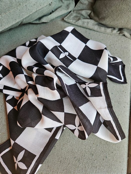 Lenço estrela preto e branco 70x70cm