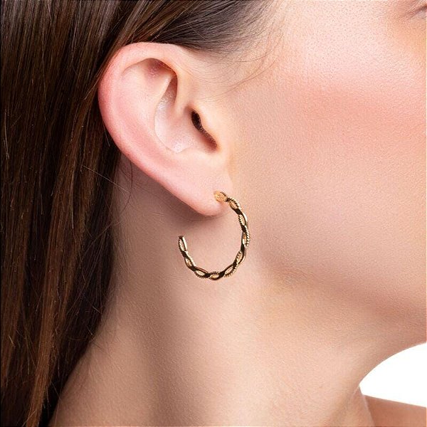 Brinco argola entrelaçada
