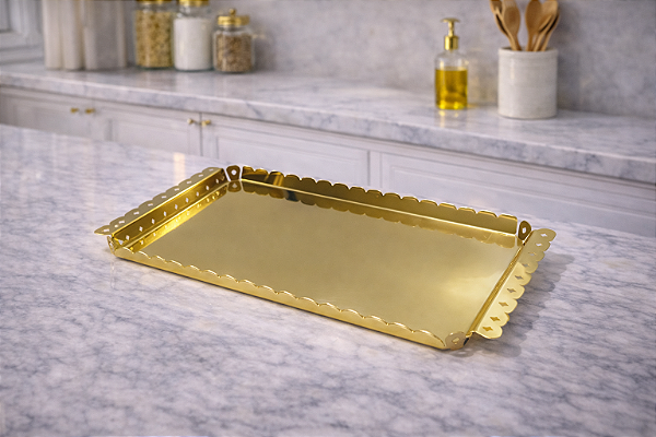 Bandeja Carrilha Dourada em Aço Inox com Desenhos Vazados 47cmX25,7cm