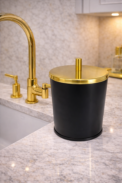 Lixeira Mathilde Preta e Dourada em Plástico e Aço Inox com Tampa Pino 5,4L