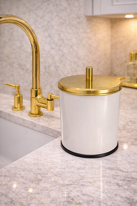 Lixeira Lara Branca e Dourada em Plástico e Aço Inox com Tampa Pino 5,4L