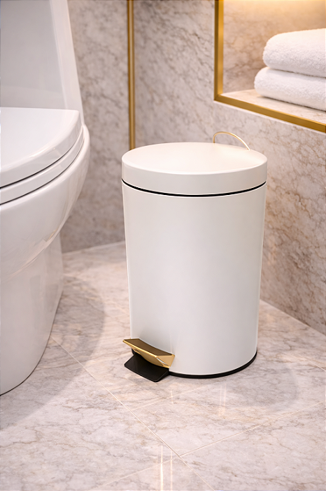 Lixeira Agnes Redonda Branca e Dourada em Aço Inox com Pedal 3L