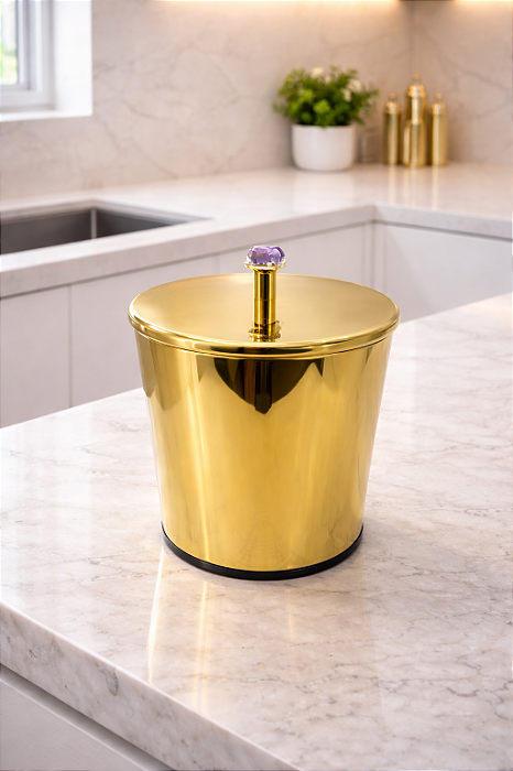 Lixeira Margot Crystal Redonda Dourada em Aço Inox com Tampa Pino e Cristal