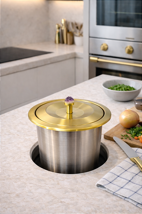 Lixeira Carolina Crystal Redonda Dourada em Aço Inox para Embutir com Tampa Pino e Cristal